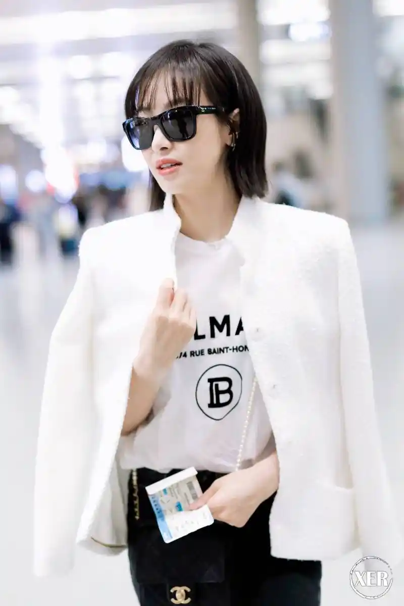 宋茜穿白色西装搭配黑色牛仔裤现身机场,皮肤白皙戴墨镜又酷又美