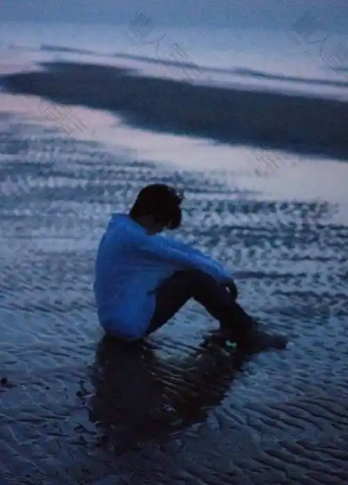 王源海边复古剪影图片