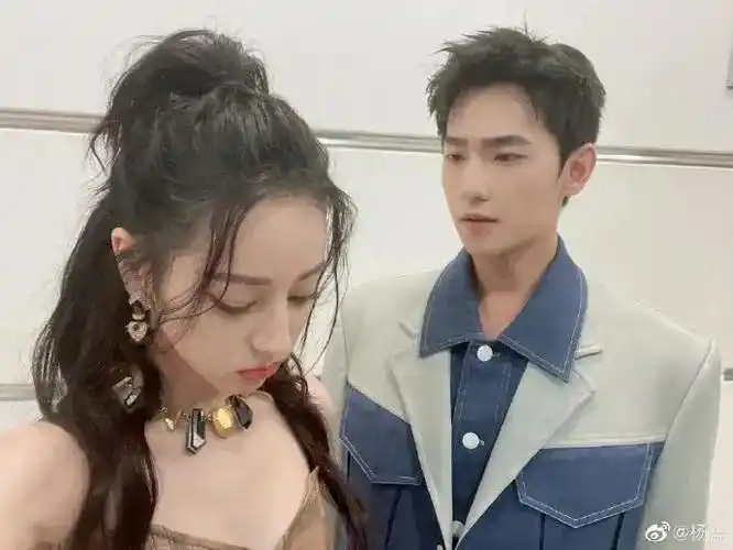 圈内爆料杨洋迪丽热巴 杨洋是不是对迪丽热巴有好感现实在交往吗