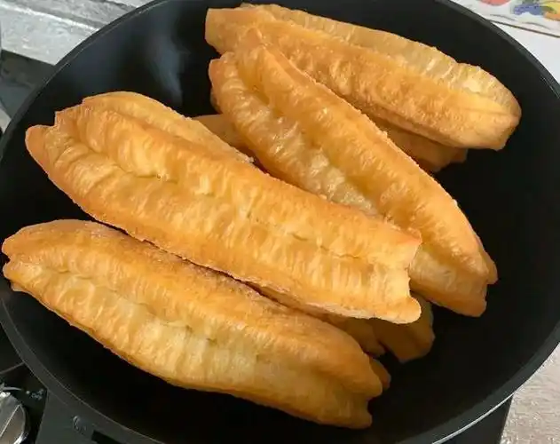 教你在家炸油条,做法和配方全都告诉你,蓬松酥脆,凉了也不硬