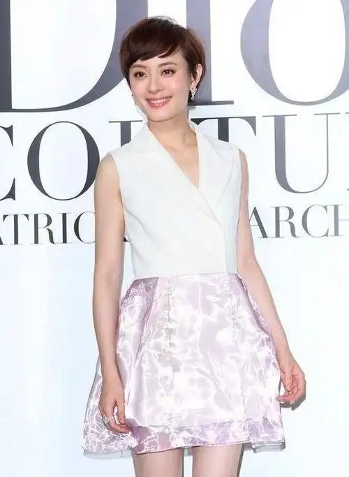 孙俪也难逃中年发福红裙走秀难掩圆滚小腹显胖10斤不止