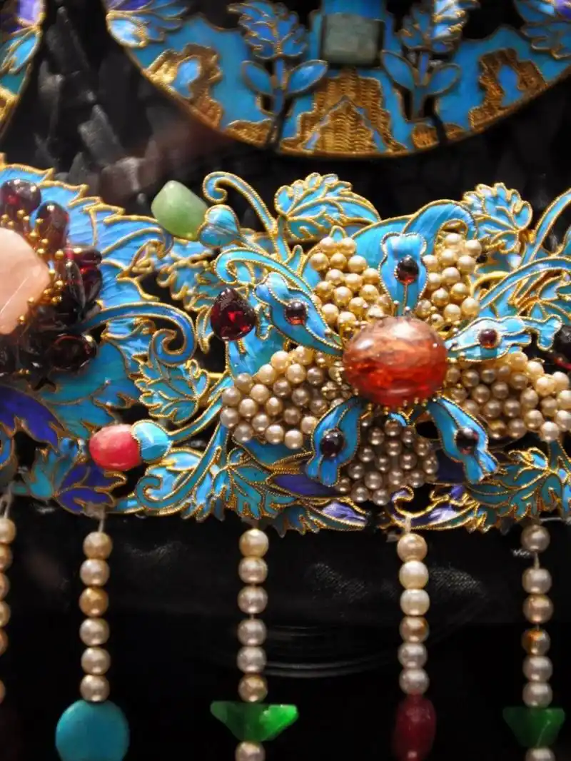 重庆故宫文物南迁纪念馆的清代宫廷服饰特展 点翠多宝花钿 	 地址