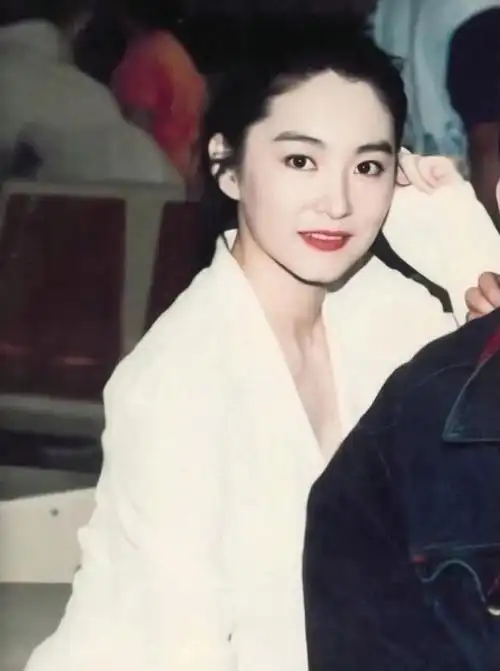 林青霞个人资料(林青霞:17岁走红,40岁成大美人,我却看到了她骨子里的