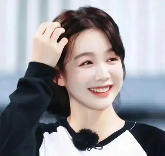 徐梦洁因为自己甜美的风格吸引了很多粉丝的关注,与其在自己的脸上加