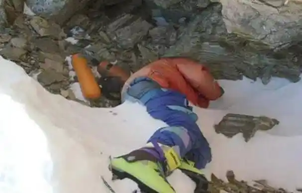 除了绿靴子,还有"睡美人"和"休息者"等赫赫有名的遇难者.登山