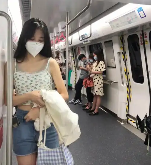 出门啦#地铁拍照  #分享照片