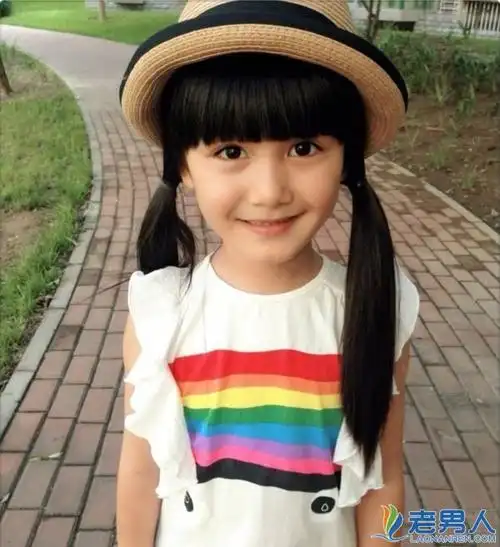 母亲送孩子上幼儿园