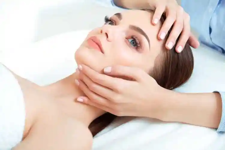 正在进行面部护理的美女