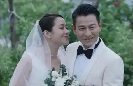 朱丽倩专情,赖文慧深情.赖文慧默默陪伴在刘德华身边,为他献上舞蹈.