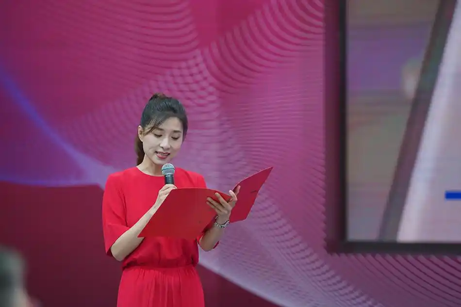 "追望大道"上海人民广播电台主持人雪瑾担任旁白