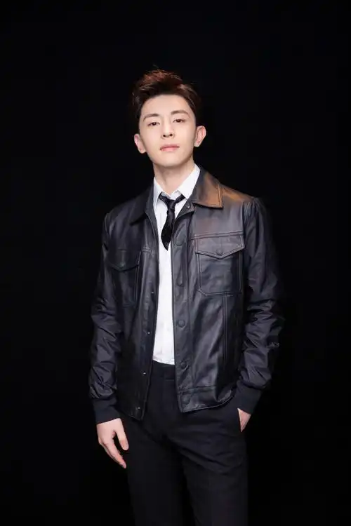 邓伦帅气有型写真图片