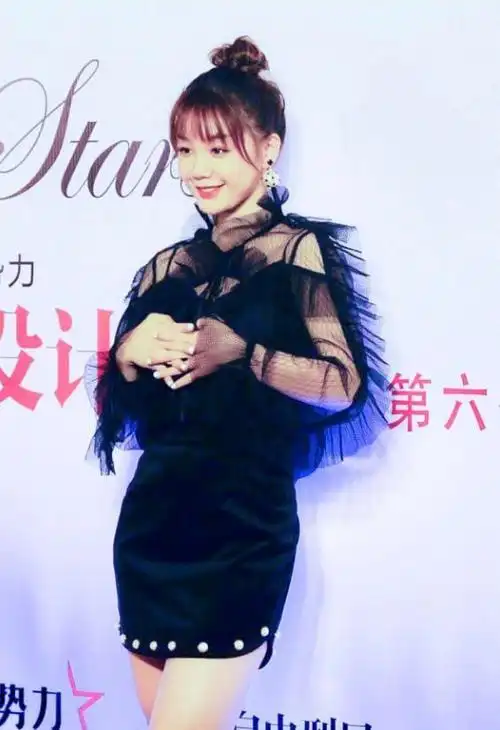 徐梦洁穿蕾丝裙变花臂又短又粗像玉米让人看不懂