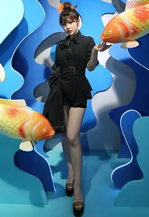 1495cm的赖美云不穿高跟鞋换上砖头鞋更显高