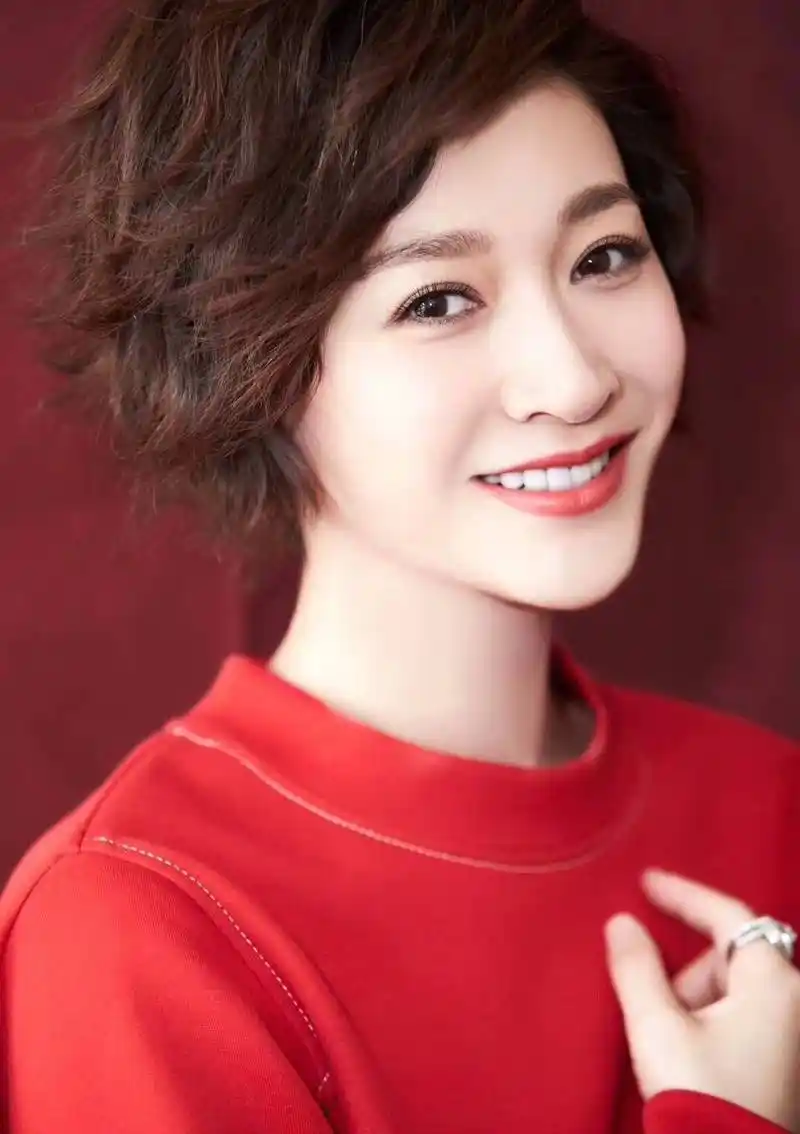 原创被李小冉美到了剪款短发造型气质又减龄都不像是43岁的人