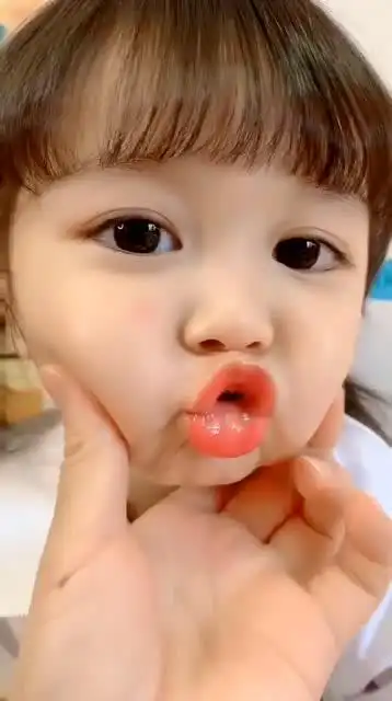 宝宝皮肤很嫩,嘟嘟嘴样子好可爱