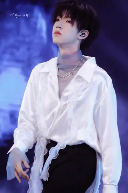 贺峻霖把衣服跳炸开了