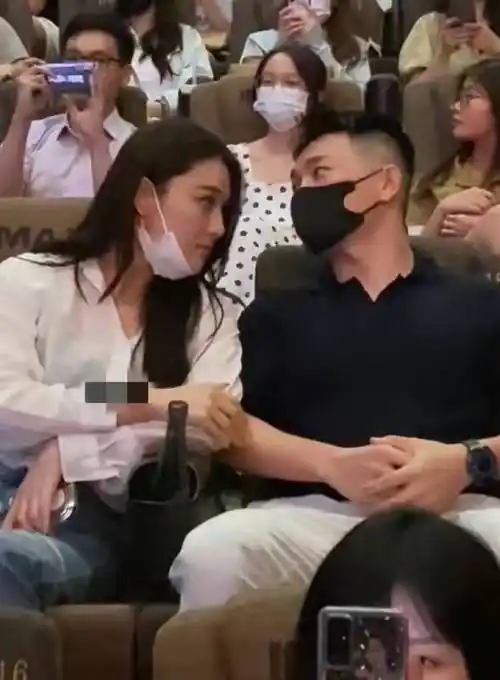 张馨予居家撸猫日常屋内装修温馨又复古老公何捷长发近照疑似转行