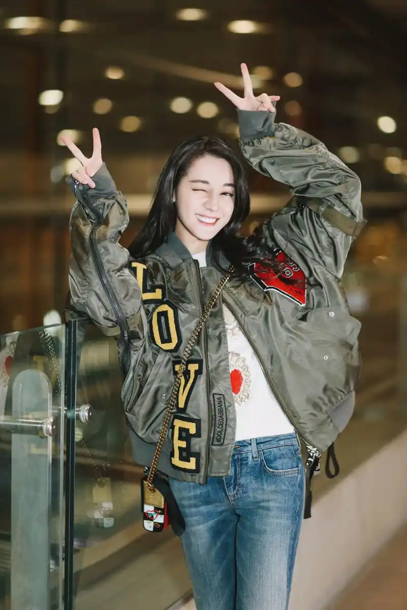 迪丽热巴启程dg米兰秀 机场街拍活泼灵动