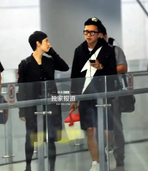 孙俪邓超深夜现身机场 两人有说有笑