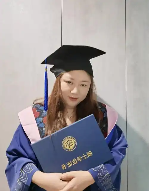 7月8日,杨天真晒出穿着学士服的照片以及北大硕士学位证书,并发文:"也