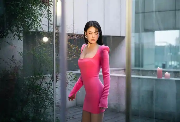 中袁娅维展现两种不同风格:黄色长裙好似公主,粉色连衣裙尽显好身材