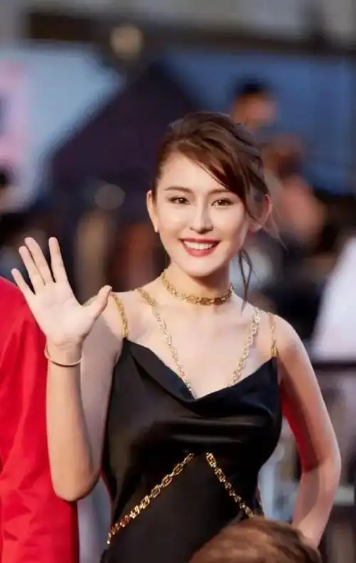 热依扎的清凉装也太卷了虽然看着平平无奇但真挺省布料的