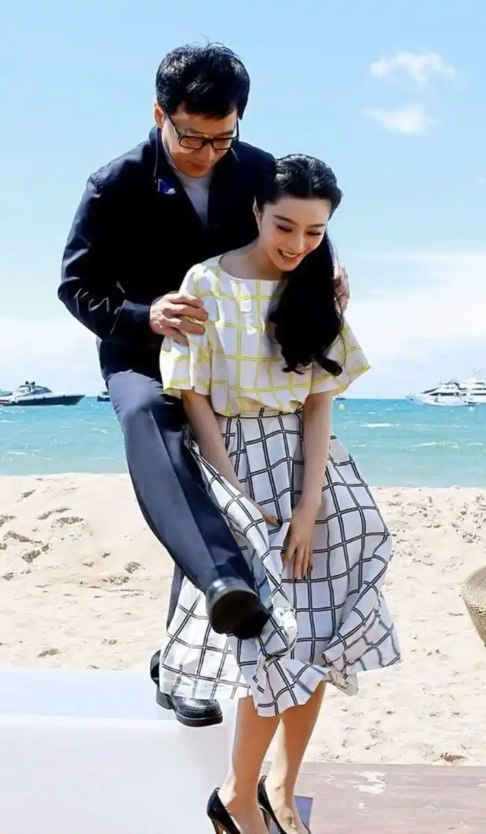 大哥成龙和范冰冰去海边合体拍写真,只是这海风太调皮了[左捂脸]