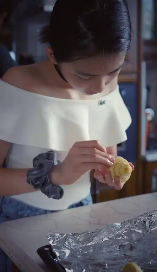 14岁多多真宝藏女孩为全家做牛角包厨艺精湛露肩装气质优雅
