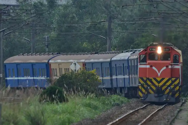 正急速转弯的邮包列车