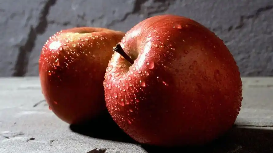 两个红苹果,水珠 iphone 壁纸