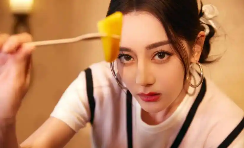 迪丽热巴穿水晶缀饰礼服 优雅高贵 身材曲线曼妙玲珑 时尚迷人