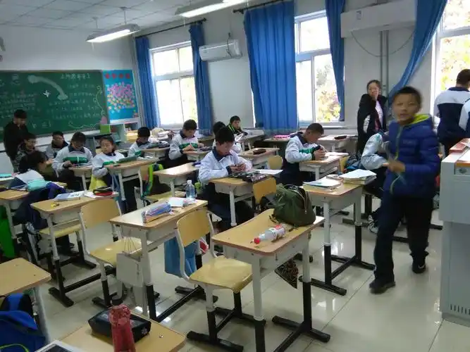 下课了,同学们在教室里热闹地玩着谈着.一派热闹的景象