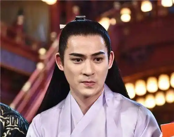 周渝民在《烈火如歌》第十集突然变瘦,迪丽热巴吐露原因是这个_夏天