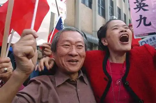 法庭外,马英九的支持者挥舞着国民党的党旗,兴奋不已.