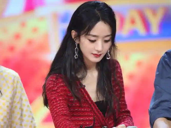 赵丽颖现身天天向上节目中大快朵颐汪涵表情成亮点