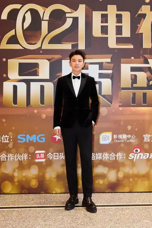 贾乃亮穿起西装在镜头前的帅气也是令人抵挡不住