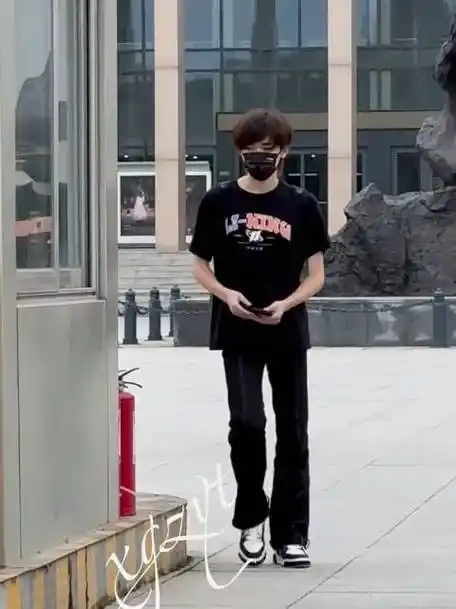 好长好细的腿微喇裤显得身材更好了 宝宝放学咯5:23pm-宋亚轩#宋亚轩