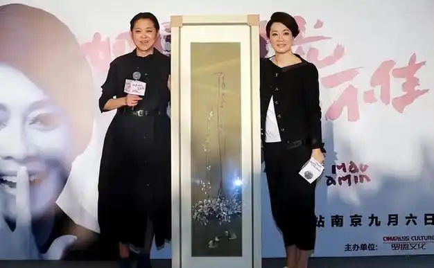 中年的毛阿敏气质还这么好穿白色连体装潇洒大气身材比例不错