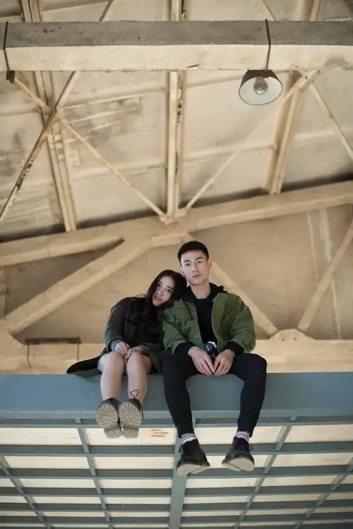 原图分析:  1,照片整体鲜艳度不够  2,模特肤色发灰