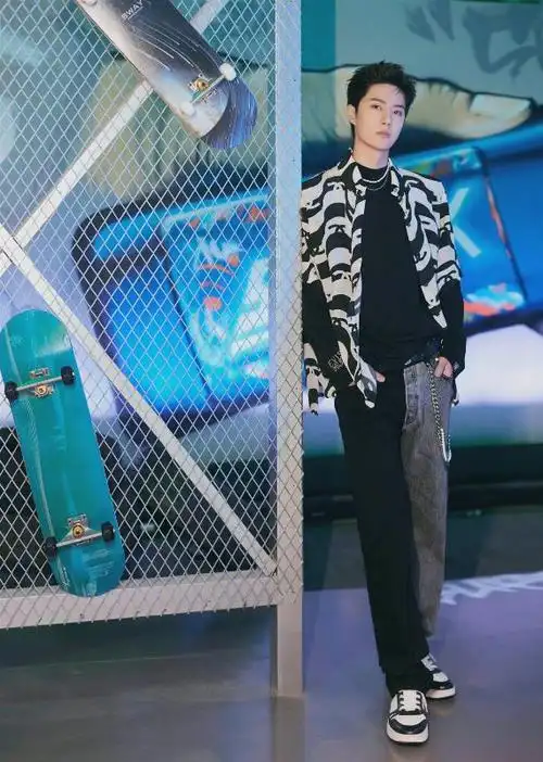 《这就是街舞》王一博穿搭好"炸",黑白撞色好抢镜,气场太强了