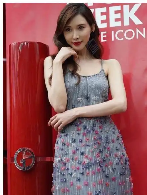 林志玲被曝做试管婴儿,穿连衣裙现身活动,网友:终究还是老了