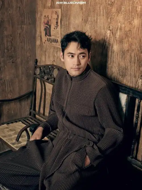 袁弘复古舞台胶片感大片#@袁弘最新时尚大片释出,复古胶片感写真