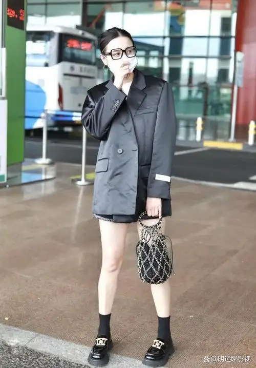 43岁宋佳无惧年龄,不掩饰自己的素颜,穿衣风格也非常时尚且独特