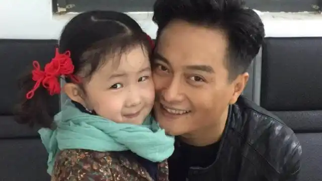 云飞女儿太漂亮了!父女二人舞台合唱《天边》,开口惊艳画面太有爱了!