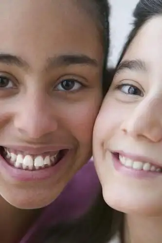 西方人,儿童,脸,头,脸颊,两个人,伙伴,朋友,笑,微笑,露齿笑,竖图,室内