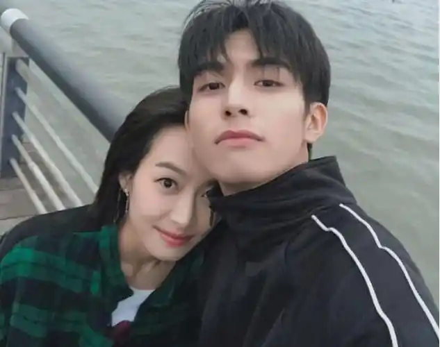 宋茜宋威龙合照两人脸贴脸自拍