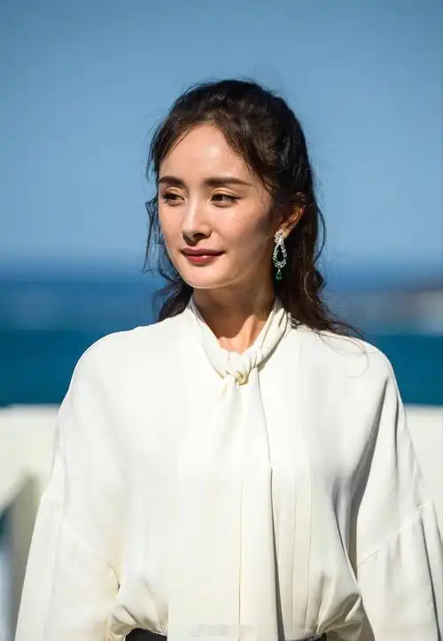 86年杨幂未修图曝光,眼角长皱纹大方脸,不服老不行!