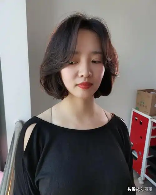 30一40岁女人发型短发中长(30到40岁减龄中长短发)-天晟网