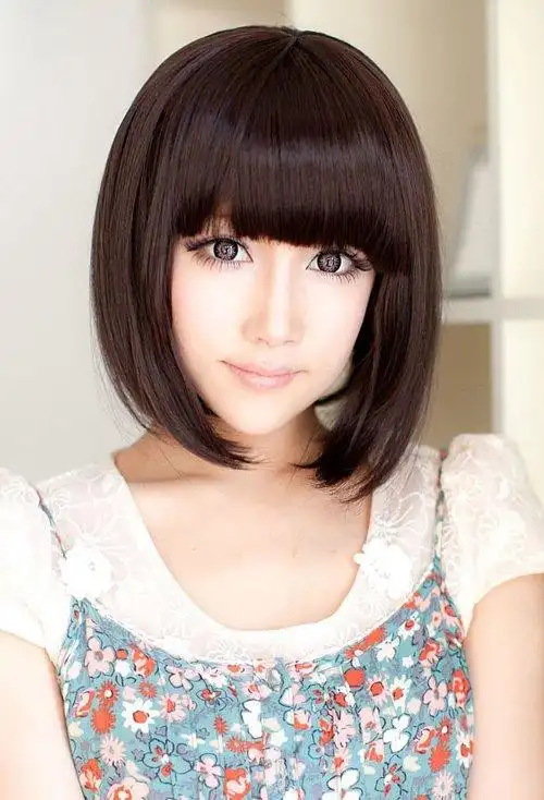 大脸女生沙宣头剪齐刘海发型齐肩的沙宣头,秀出大脸女生的甜美婉约度