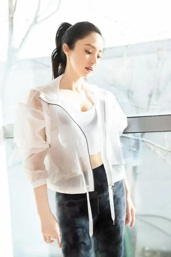 董璇同样也是lululemon的忠实拥护者,健身是她保持身材的秘诀.